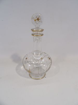 Carafe en cristal et rehaussée d'or en forme d'étoile.