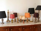 un grand nombre de lampes posées sur une table
