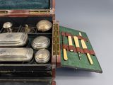 une boîte contenant de l'argenterie et un couteau