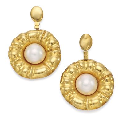 une photo d'une paire de boucles d'oreilles en or et perles