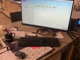 un bureau sur lequel se trouvent un ordinateur, un clavier, une souris et un téléphone
