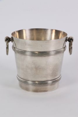 un seau à glace ancien plaqué argent, muni de poignées, sur fond blanc
