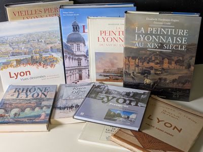 plusieurs livres sont posés sur une table les uns à côté des autres