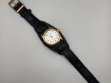 gros plan d'une montre sur une table à fond blanc