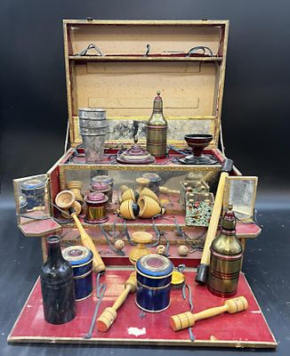 une boîte en bois posée sur une table et contenant divers objets