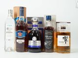 de nombreux types de bouteilles d'alcool sur la table