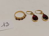 deux paires de boucles d'oreilles ornées de grenats et une étiquette de prix