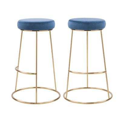 une paire de tabourets en métal doré avec des assises recouvertes de velours bleu