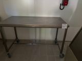 une table en acier inoxydable sur laquelle est posée une pancarte