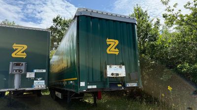 deux camions garés l'un à côté de l'autre dans l'herbe
