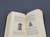 un livre ouvert sur lequel figure l'image d'une horloge