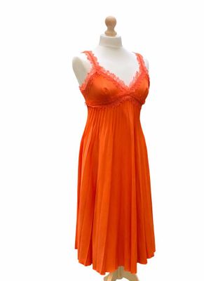 une robe orange sur un mannequin, exposée sur un fond blanc