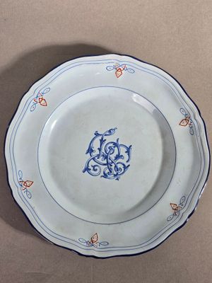 une assiette bleue et blanche ornée d'un motif