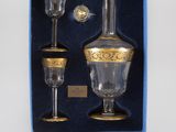 un verre présenté dans une boîte bleue ornée d'un motif doré