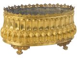 un bol en métal doré orné de motifs élaborés