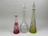trois vases en verre de couleurs différentes placés les uns à côté des autres