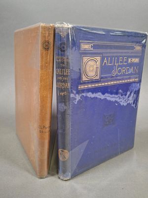 deux livres posés côte à côte sur une table