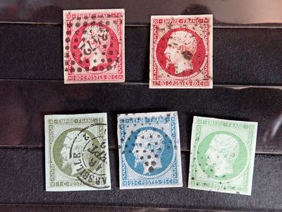 quatre timbres de couleurs différentes sur un fond noir, avec l'image d'une femme