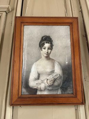 une photo d'une femme tenant un bébé dans ses bras