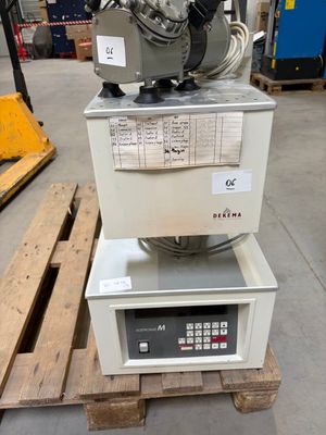the machine is sitting on top of the pallet in the warehouse