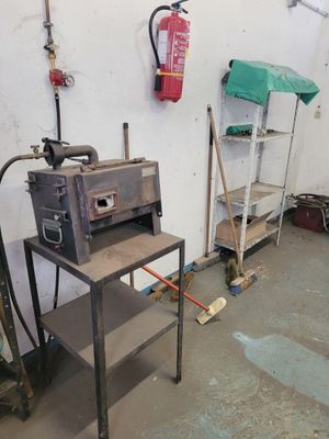 a machine that is sitting on a table in a room