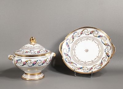 Deux assiettes en porcelaine et une soucoupe sont posées sur une table