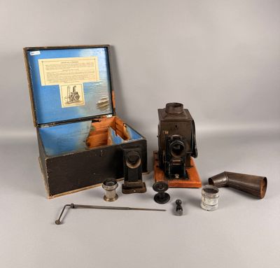 une boîte contenant un appareil photo et d'autres objets