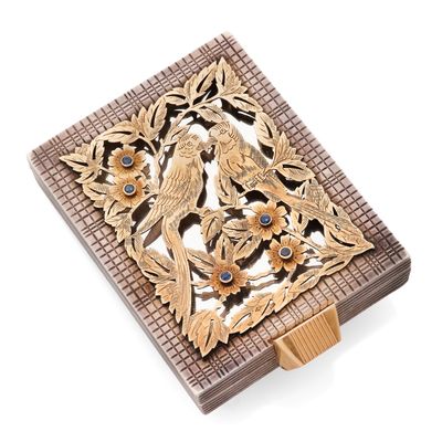 une boîte en bois ornée d'un motif représentant un oiseau et des fleurs