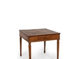 une petite table en bois avec un tiroir en dessous, sur fond blanc