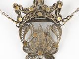 an image of a necklace with a crown on top of it