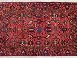 un tapis rouge orné d'un motif de formes géométriques
