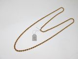 gros plan d'un collier auquel est attachée une étiquette