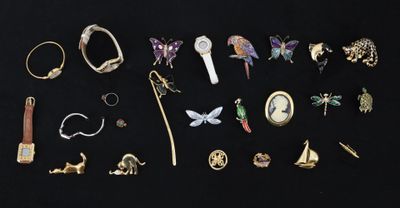 plusieurs types de bijoux différents sur une surface noire