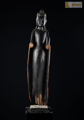 une statue en bois représentant une femme aux cheveux longs et coiffée d'un chapeau
