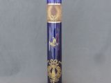 un vase bleu orné d'un dragon doré