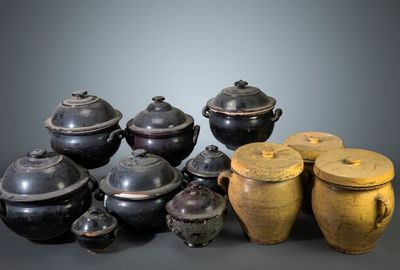 de nombreux pots et récipients posés sur une table