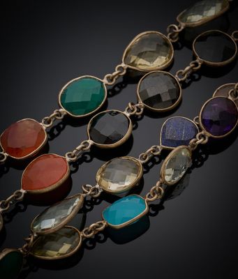 un gros plan d'un collier multicolore posé sur une surface noire