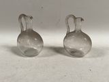 deux vases en verre transparent posés sur une surface blanche