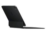 un ordinateur portable posé sur un support
