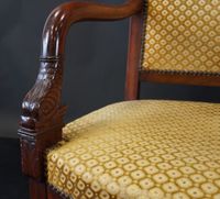 Paire de fauteuils en acajou et placage d'acajou mouluré et … (photo 2)