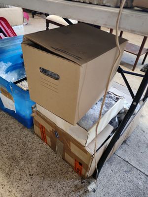 une boîte posée sur un carton posé par terre