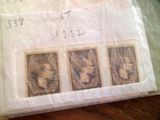 trois timbres posés sur une feuille de papier posée sur une table