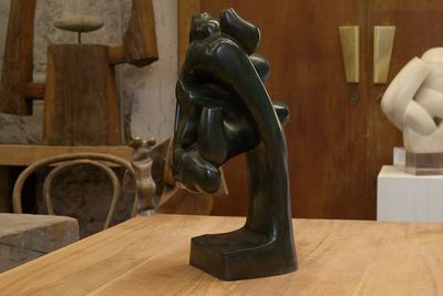 une statue représentant un homme et une femme posée sur une table