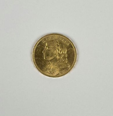 gros plan d'une pièce d'or sur une surface blanche