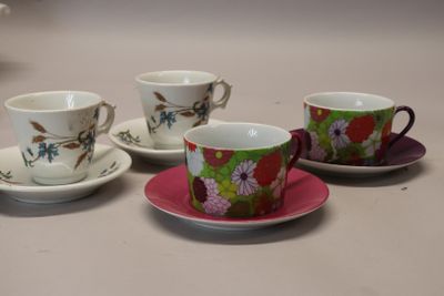 quatre tasses et soucoupes posées sur une table