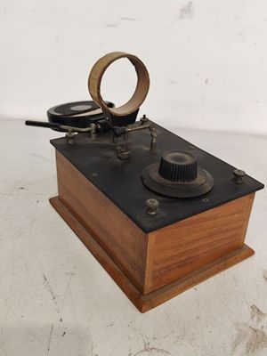 une petite boîte en bois surmontée d'un anneau