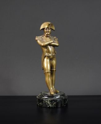 une statue en or représentant un homme tenant une batte de baseball, posée sur une table noire