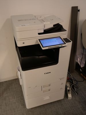 une imprimante posée sur un bureau