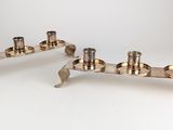 paire de chandeliers anciens en laiton sur fond blanc