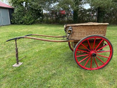 Charmant TONNEAU pour poney à deux roues. La caisse en parti…